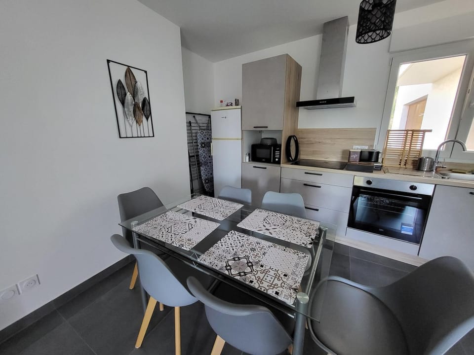 Kitchen or kitchenette, Dining area, stove