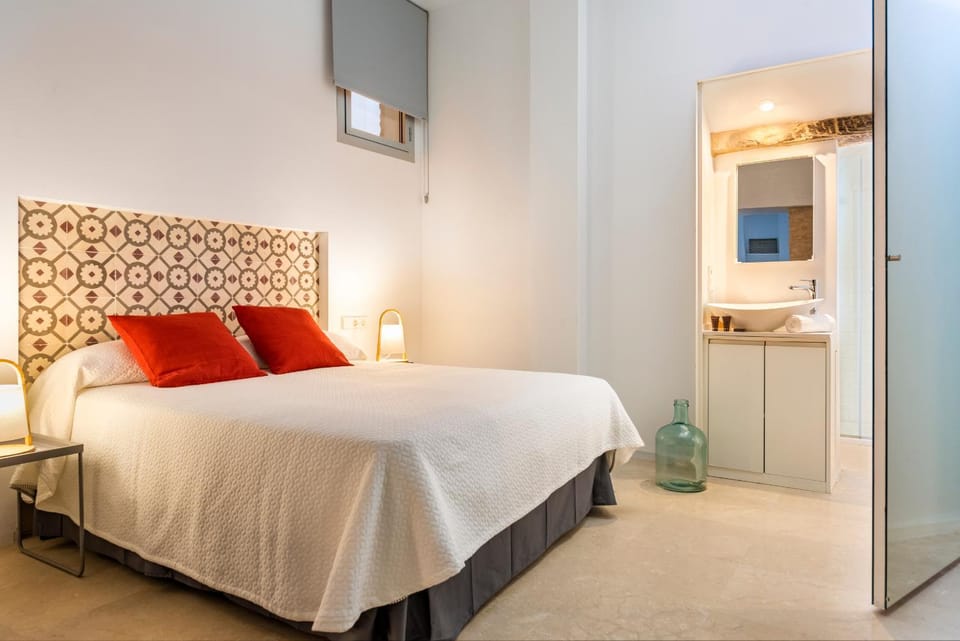 Bed, Photo of the whole room, Bedroom, towels, air conditioner
