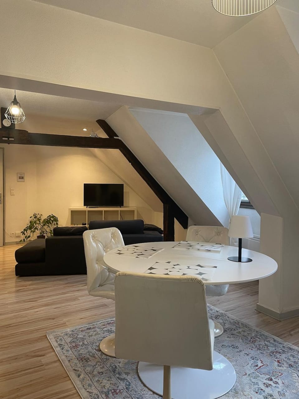 TV and multimedia, Living room, Seating area, Dining area