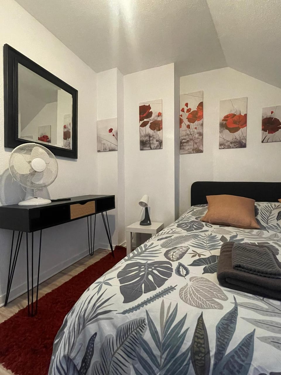 Bed, Photo of the whole room, Bedroom