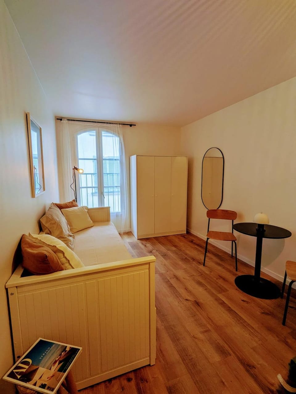 Living room, Photo of the whole room
