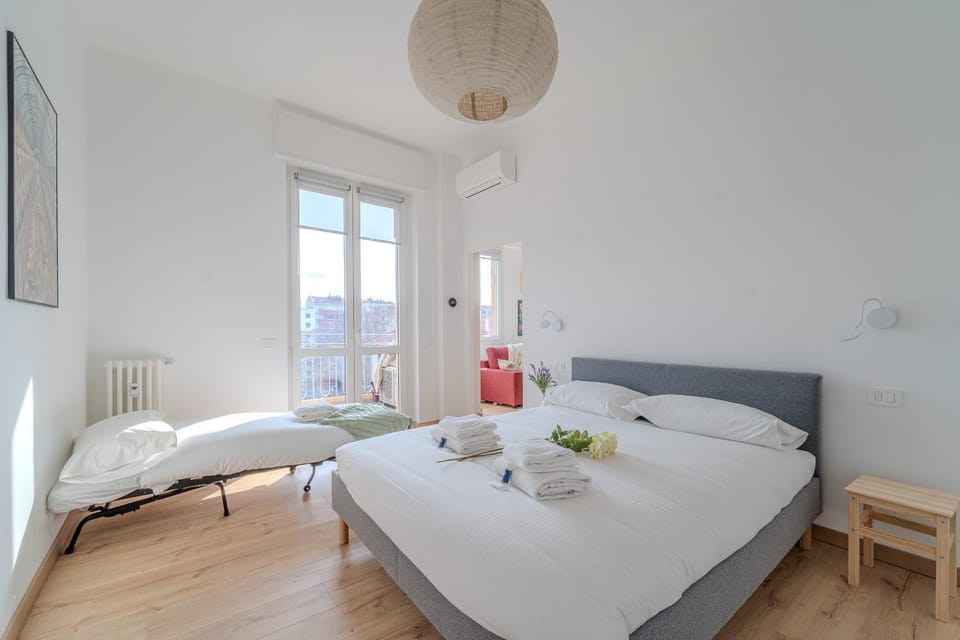 Bed, Photo of the whole room, Bedroom, Food, towels