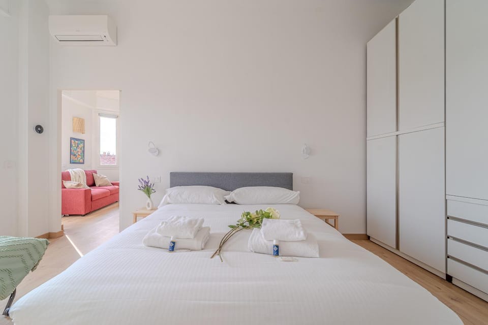 Photo of the whole room, Bedroom, towels