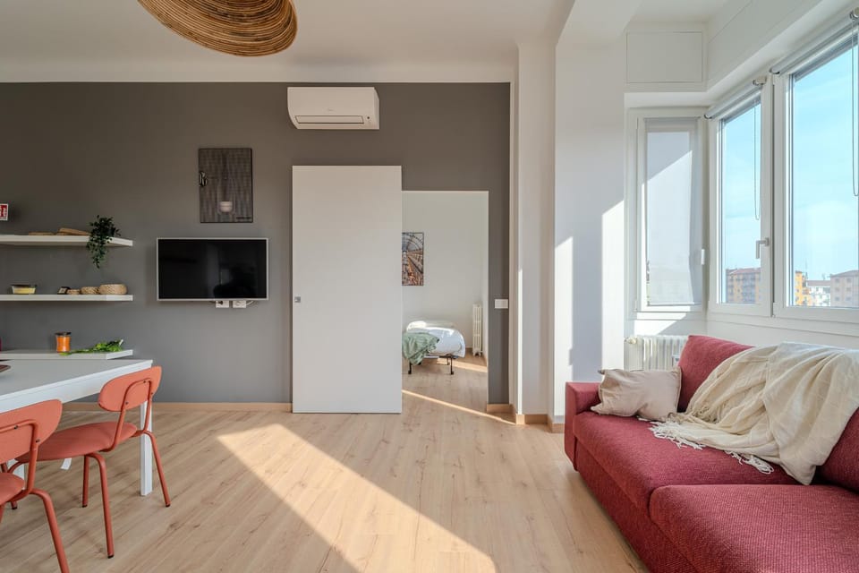 Communal lounge/ TV room, TV and multimedia, Kitchen or kitchenette, Living room, Seating area, Dining area, air conditioner