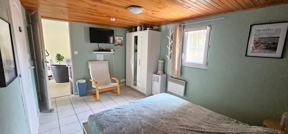 Photo of the whole room, Bedroom