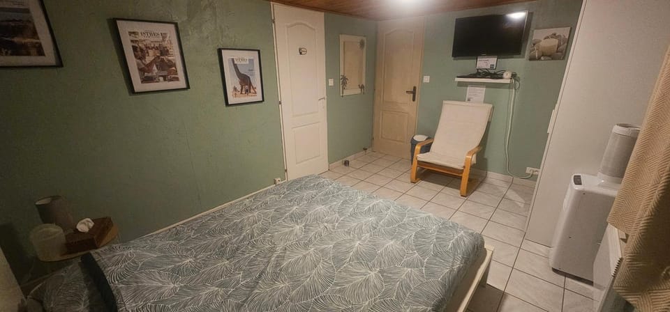 Photo of the whole room, Bedroom