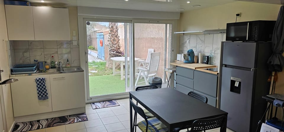 Coffee/tea facilities, Kitchen or kitchenette, Dining area, dishwasher, oven, stove, toaster