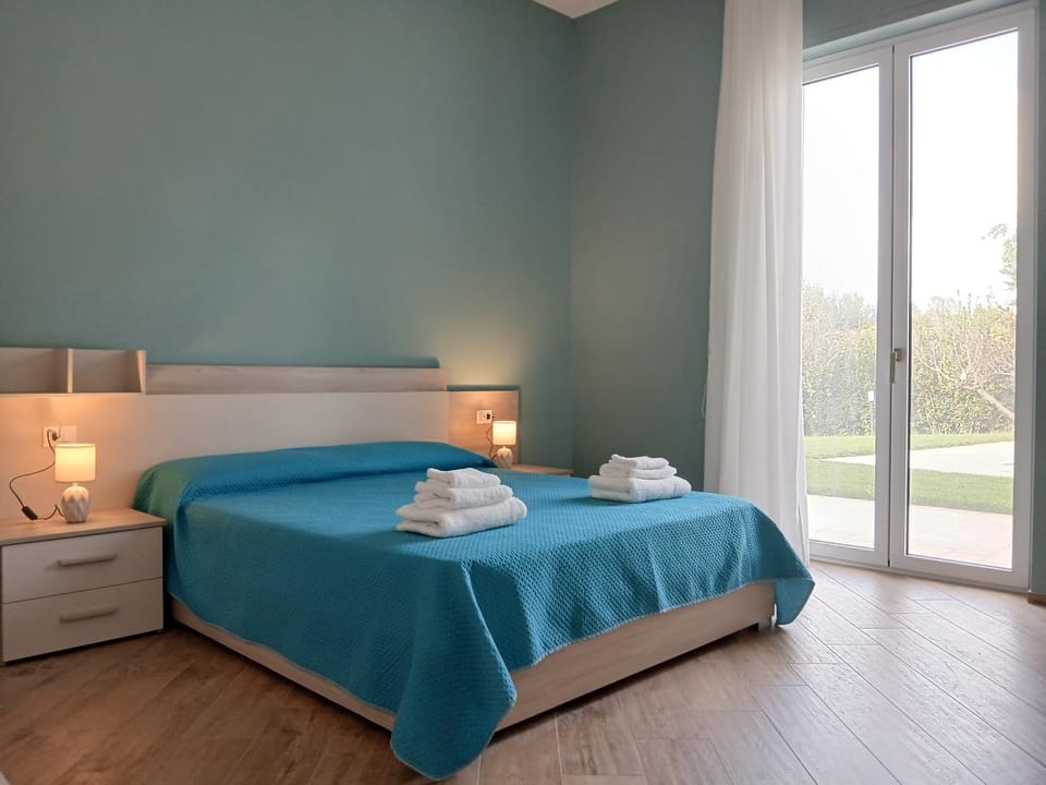 Bedroom, Swimming pool, towels
