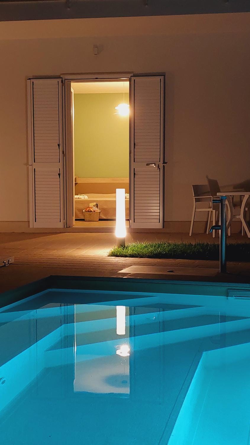 Photo of the whole room, Pool view