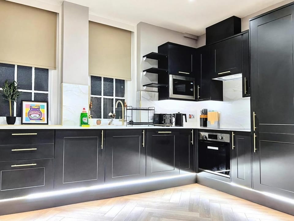 3 Bed 3 Bath City Centre Apartment Secure Parking Apartment in Brighton