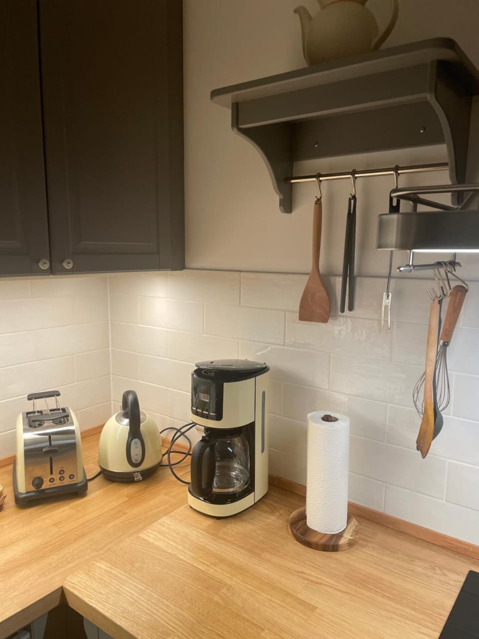 Coffee/tea facilities, Kitchen or kitchenette, stove, toaster