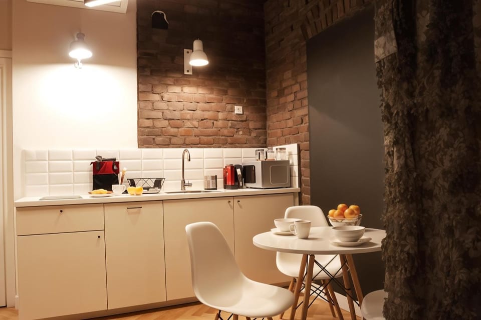 Coffee/tea facilities, Kitchen or kitchenette, Dining area, minibar, stove, toaster
