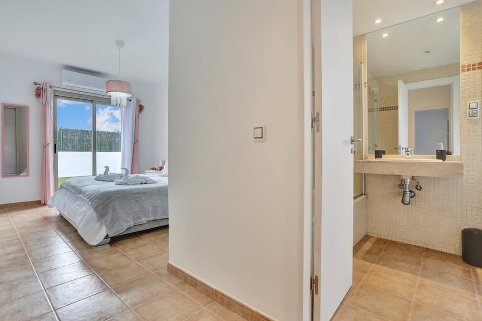 Bathroom, Photo of the whole room, Bedroom