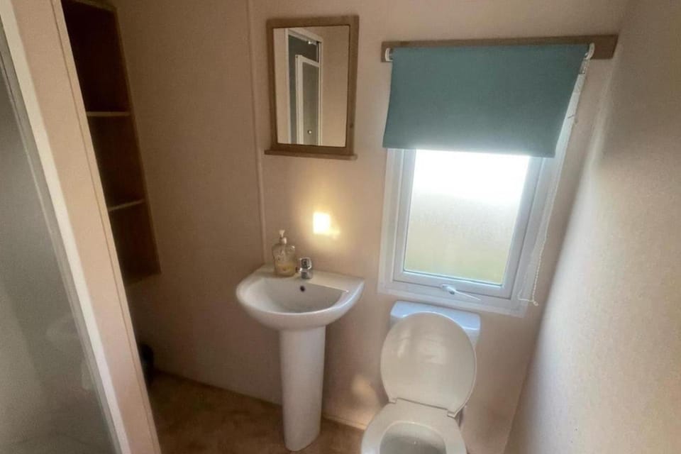 3 Bed Caravan - Sleeps 8 - Pets - Parking - Wifi Chalet in Rhyl