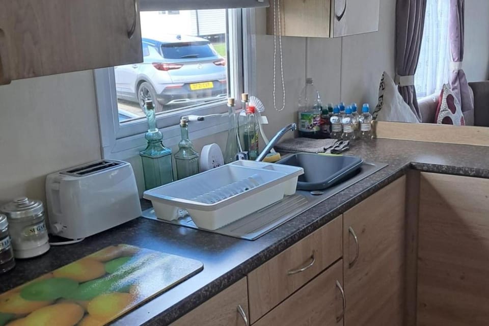 3 Bed Caravan - Sleeps 8 - Pets - Parking - Wifi Chalet in Rhyl