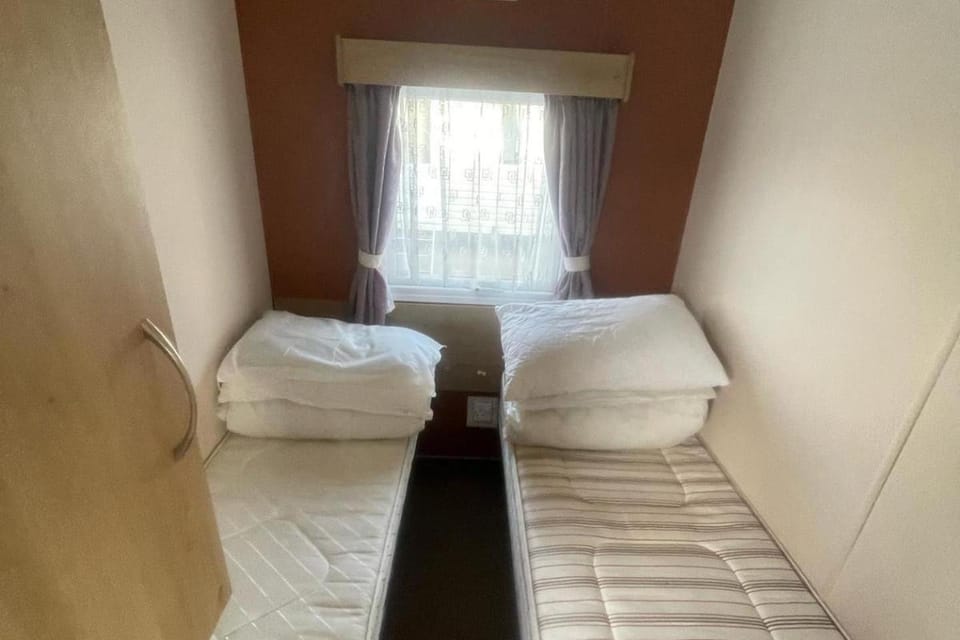 3 Bed Caravan - Sleeps 8 - Pets - Parking - Wifi Chalet in Rhyl