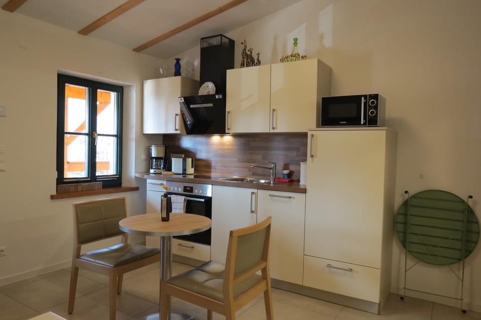 Coffee/tea facilities, Kitchen or kitchenette, Dining area, oven, stove