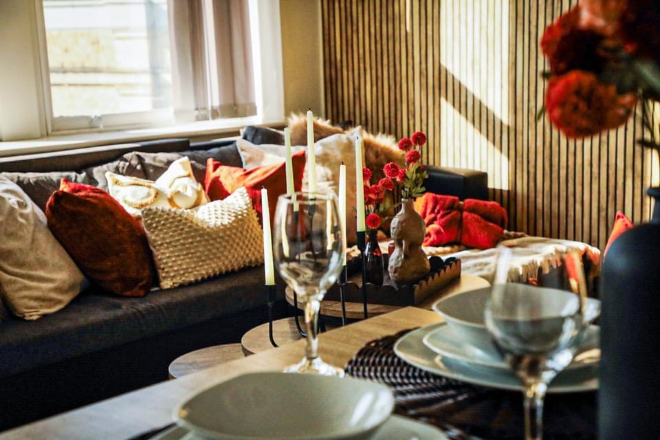 Living room, Food and drinks, Dining area, Food