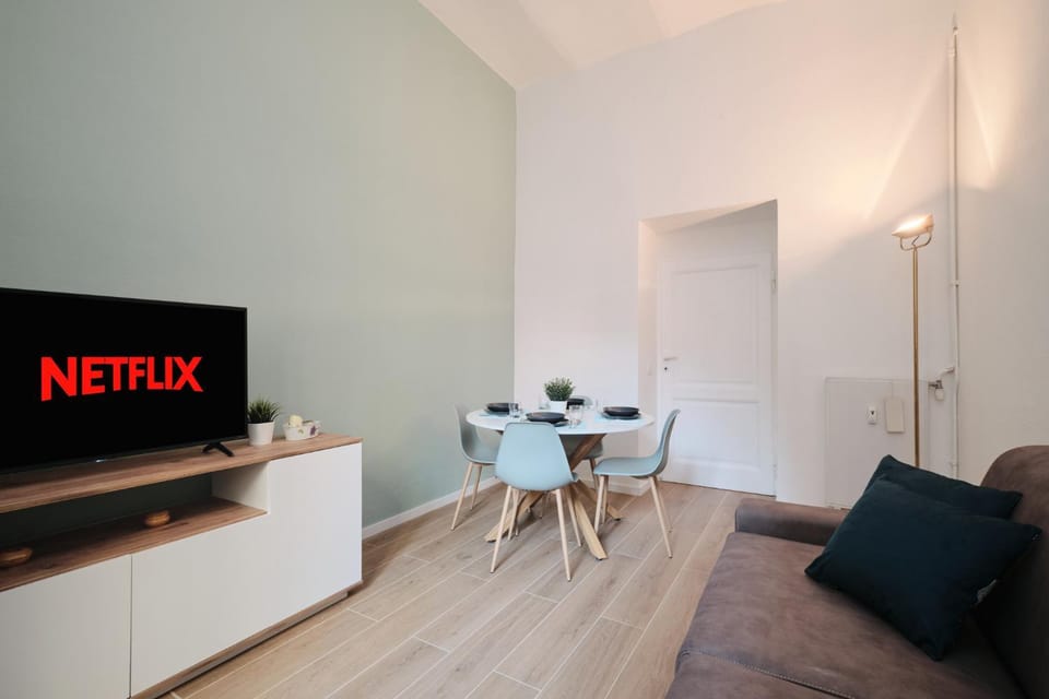 Communal lounge/ TV room, TV and multimedia, Living room, Seating area, Dining area, Evening entertainment