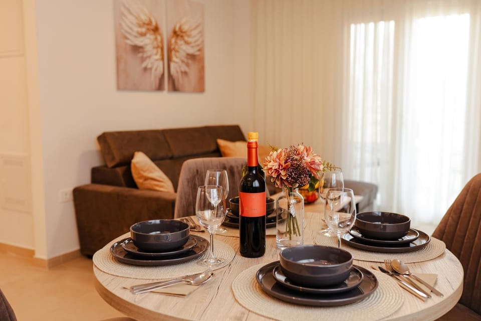 Living room, Food and drinks, Seating area, Dining area, Food