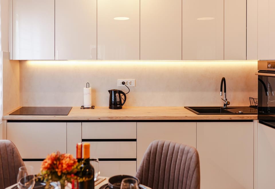 Coffee/tea facilities, Kitchen or kitchenette, Dining area, stove