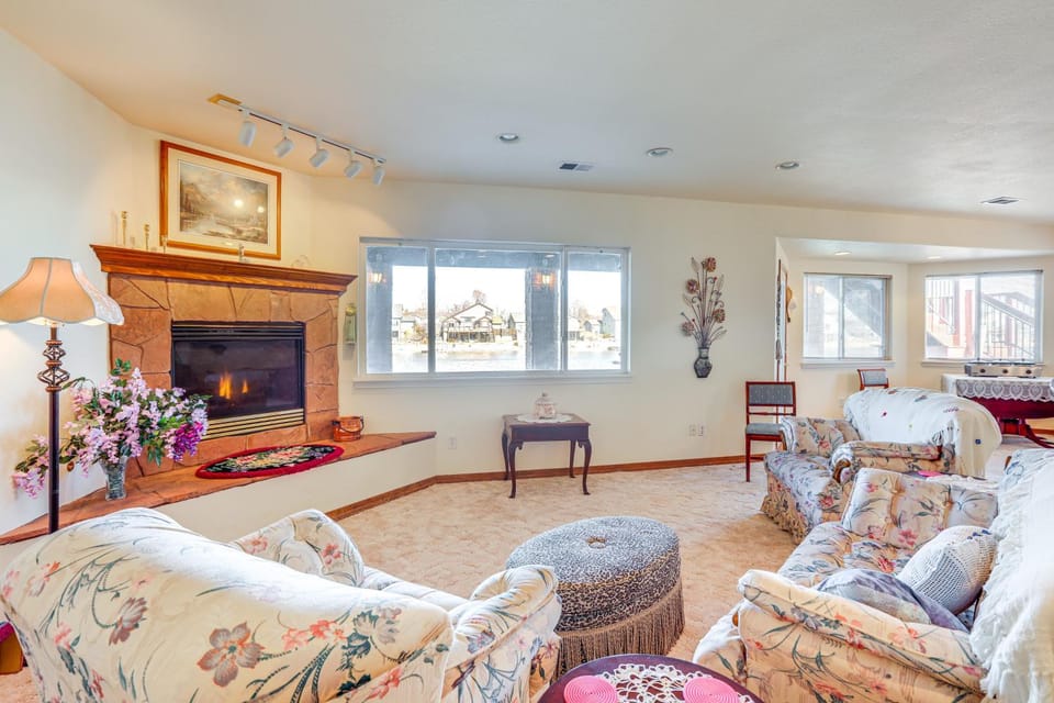 7 Mi to Dtwn Denver: Lakefront Gem w/ Dock! Apartment in Denver