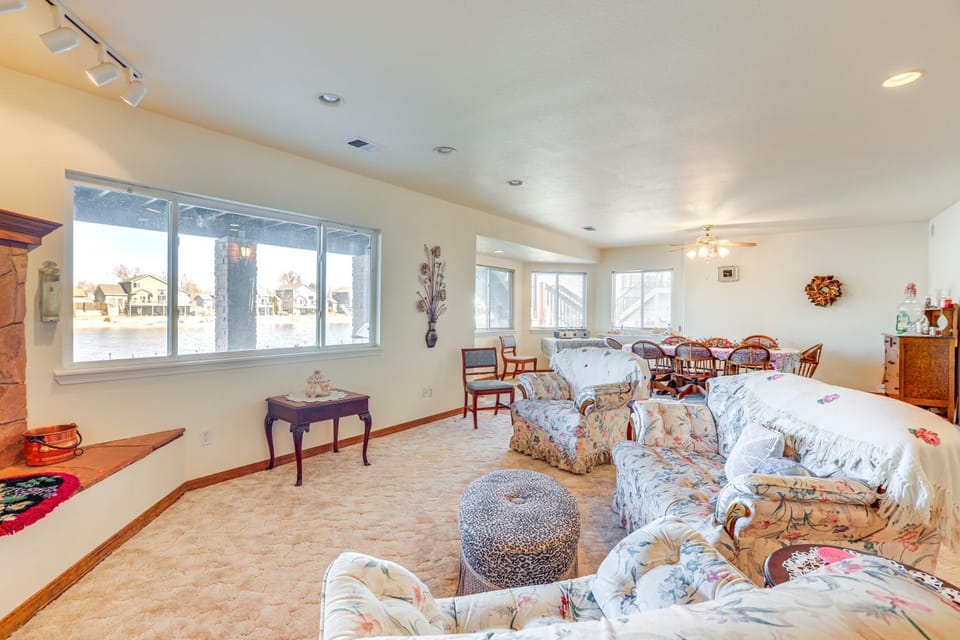7 Mi to Dtwn Denver: Lakefront Gem w/ Dock! Apartment in Denver
