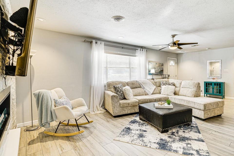 Patio & Fenced Yard: Newly Renovated Hurst Home! House in Hurst