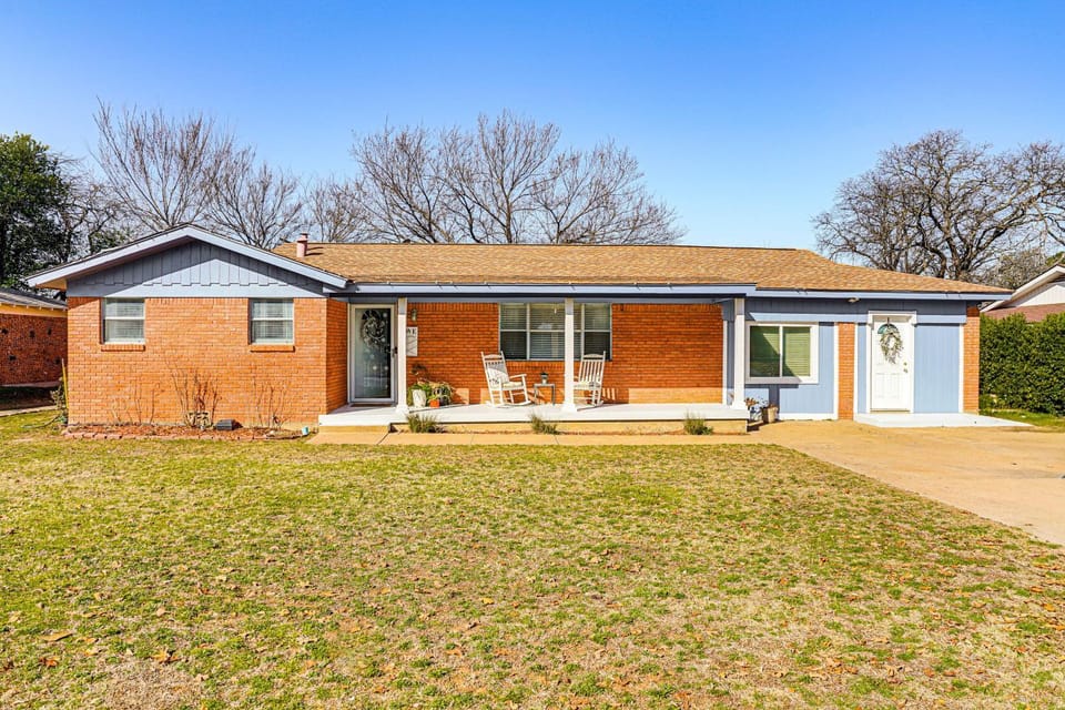 Patio & Fenced Yard: Newly Renovated Hurst Home! House in Hurst