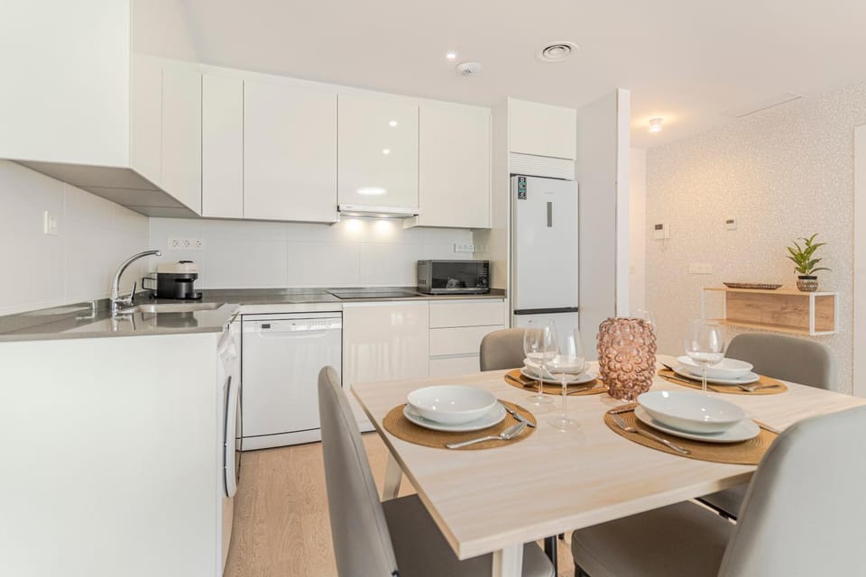 Kitchen or kitchenette, Dining area