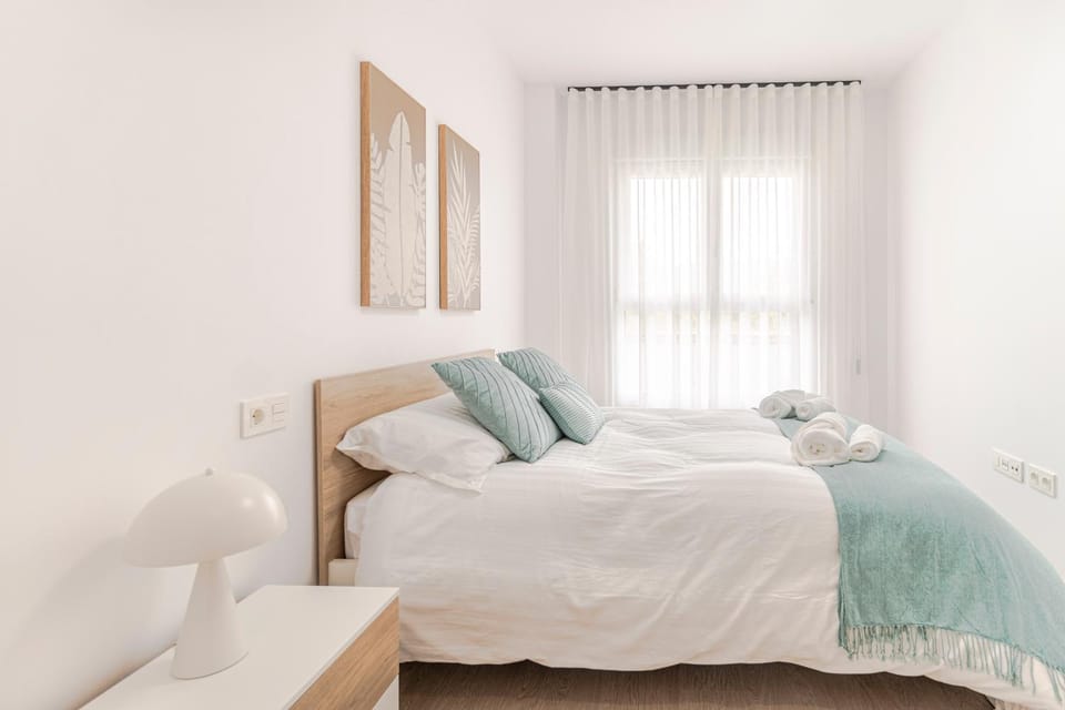 Photo of the whole room, Bedroom