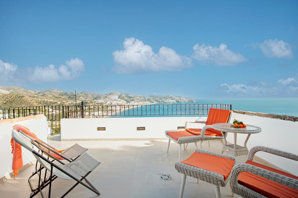 Close to the beach, high standard, private pool 8p Villa in Costa Tropical
