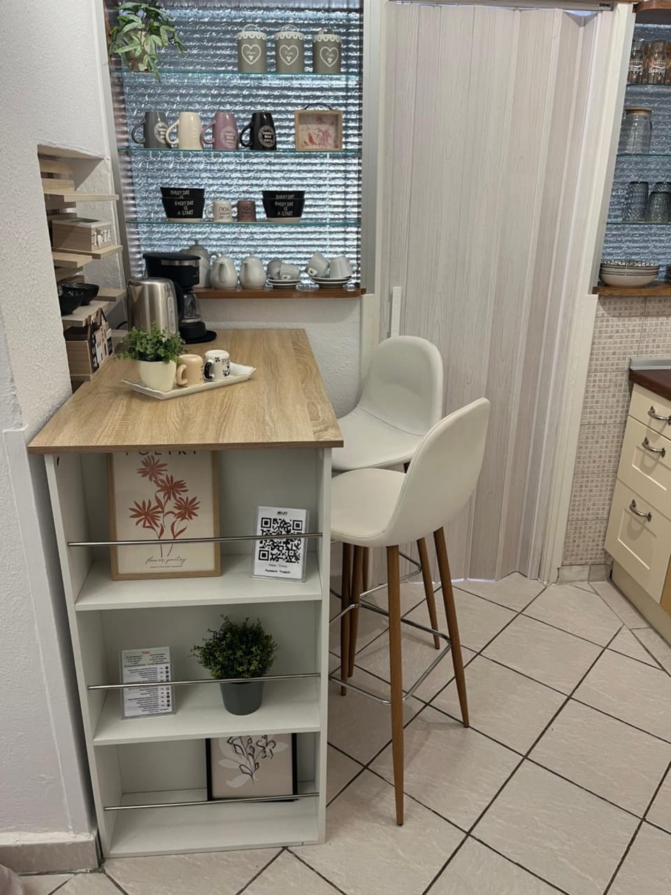 Coffee/tea facilities, Kitchen or kitchenette, Dining area, Food, Food