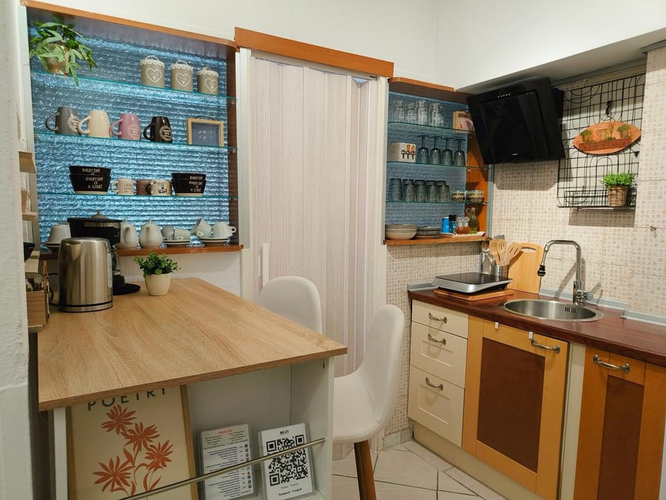 Coffee/tea facilities, Kitchen or kitchenette, Dining area, Food, Food, Meals, Meals, stove