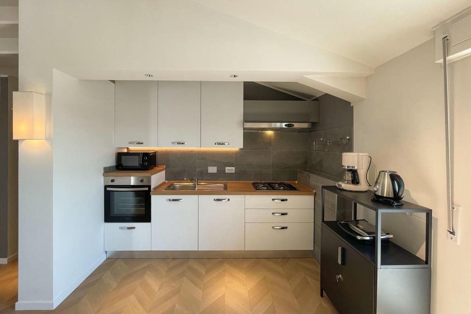 Coffee/tea facilities, Kitchen or kitchenette, oven, stove