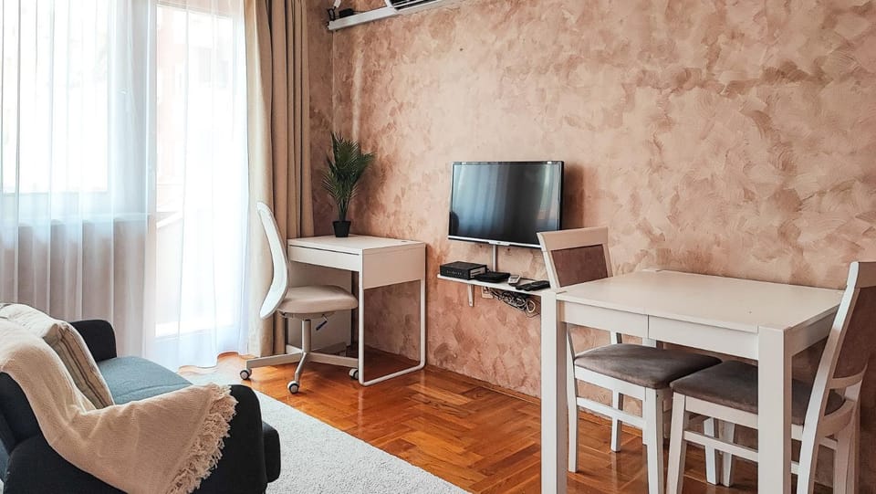 TV and multimedia, Living room, Seating area, Dining area