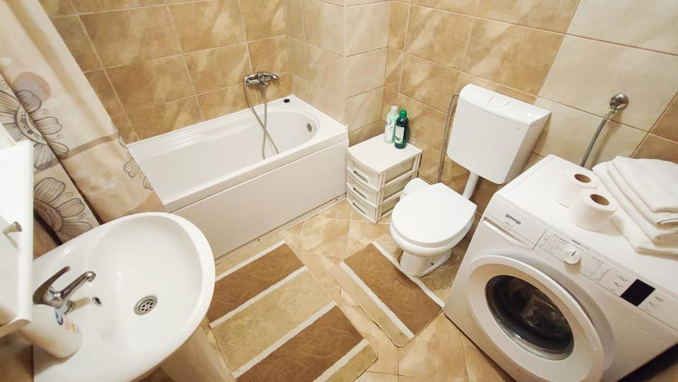 Shower, Toilet, Bathroom, Bath, towels, washing machine