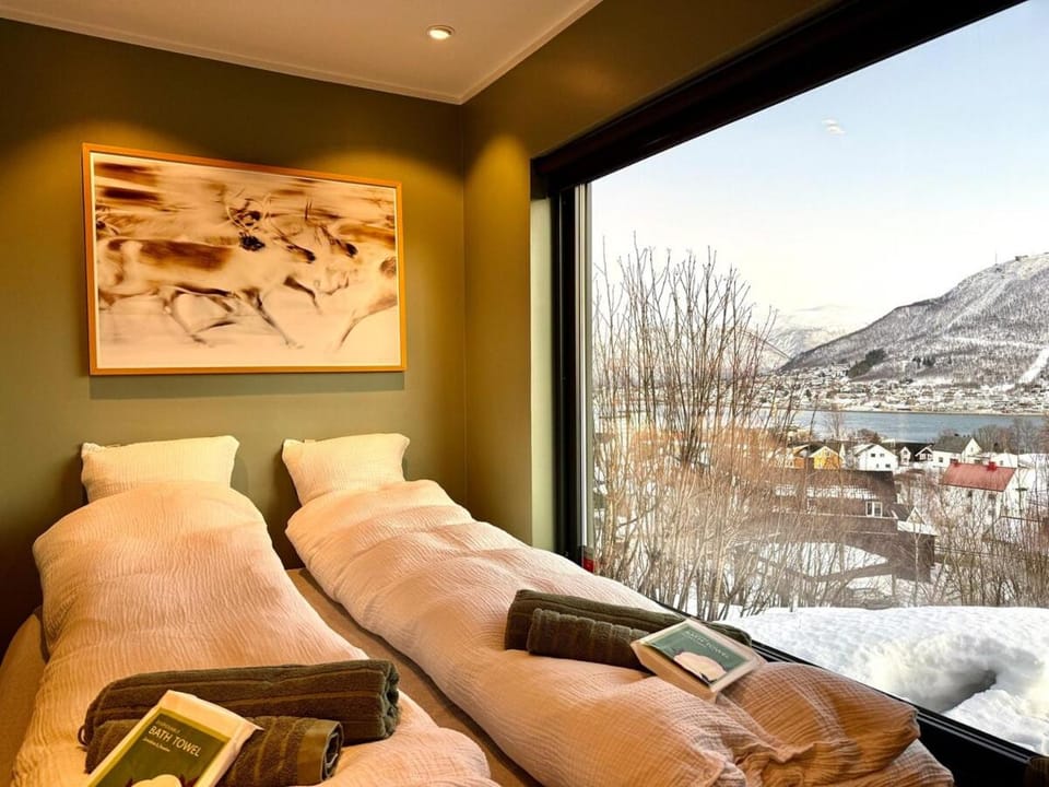 The Arctic panorama studio with outdoor jacuzzi Apartment in Tromso