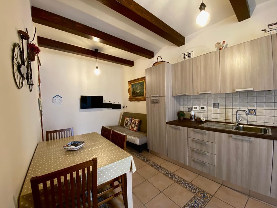 Kitchen or kitchenette, Dining area