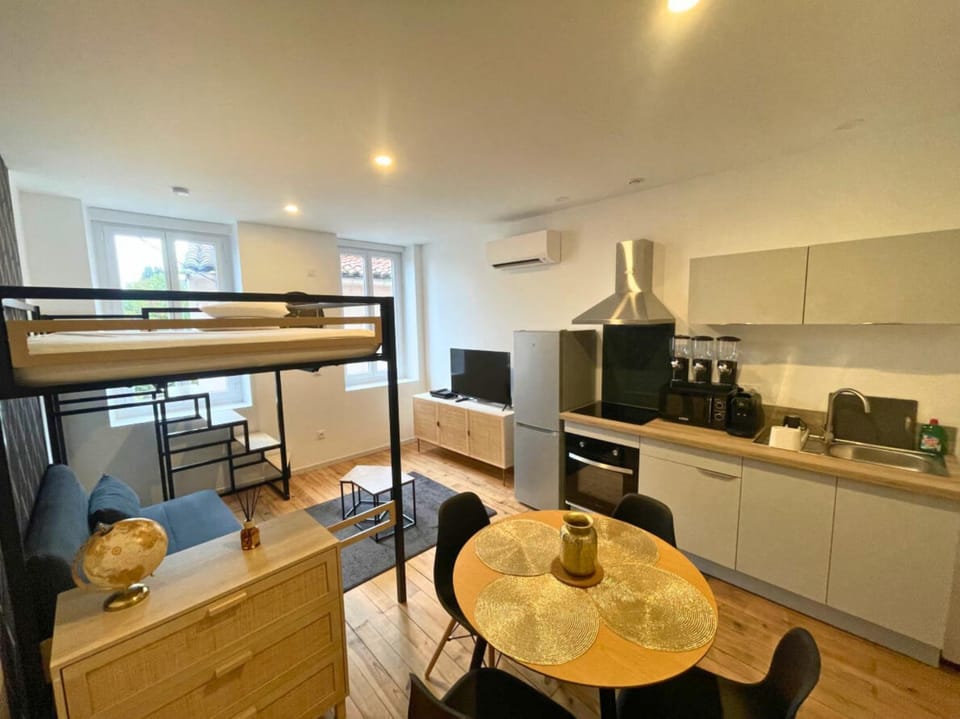 Communal lounge/ TV room, Kitchen or kitchenette, Living room, Dining area, oven, stove
