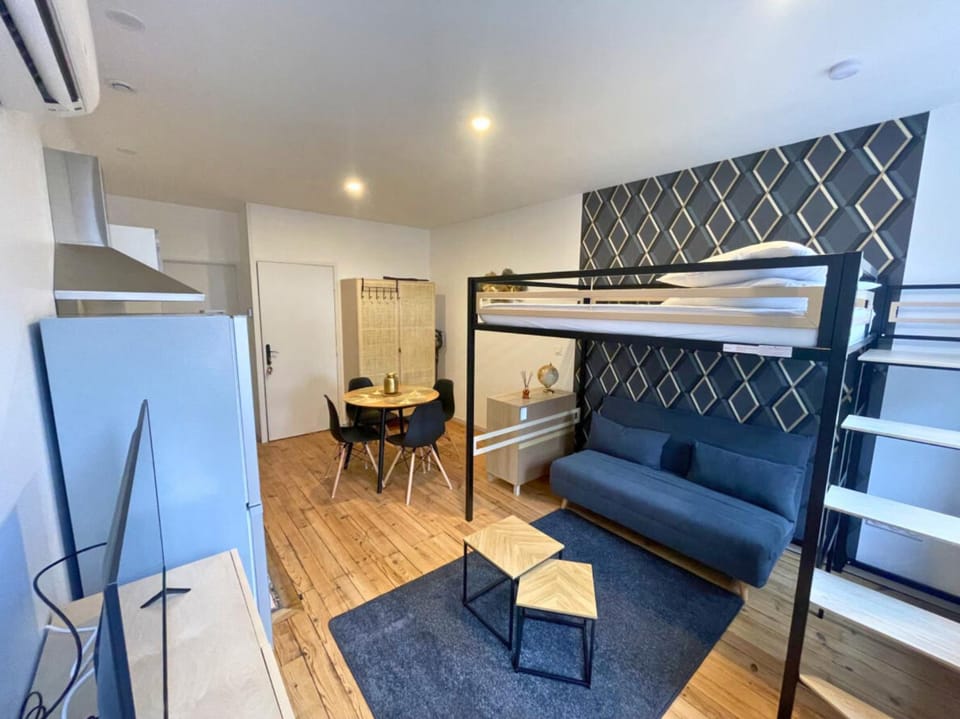 Bed, Living room