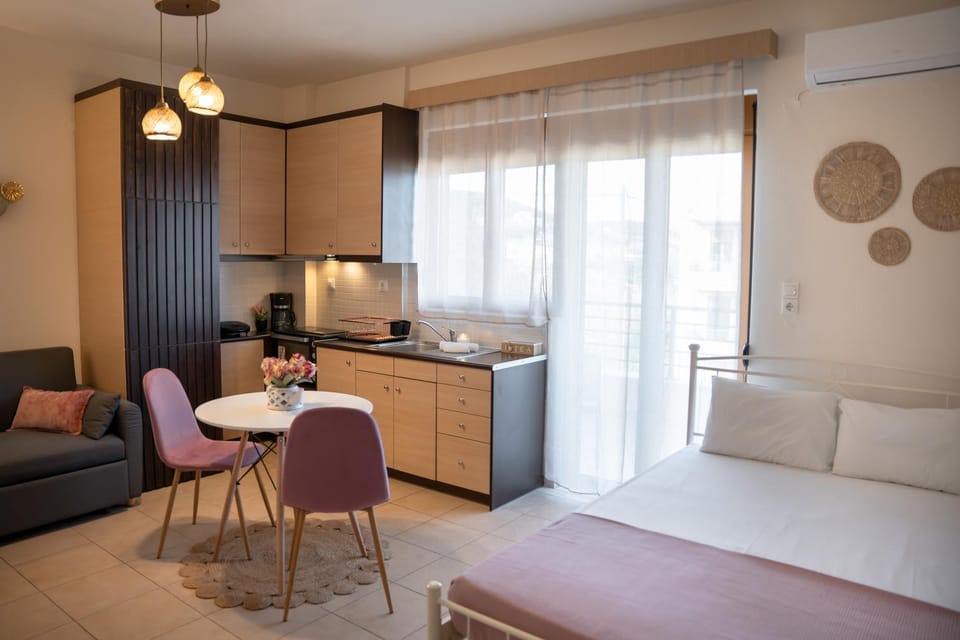 Bed, Living room, Seating area, Dining area