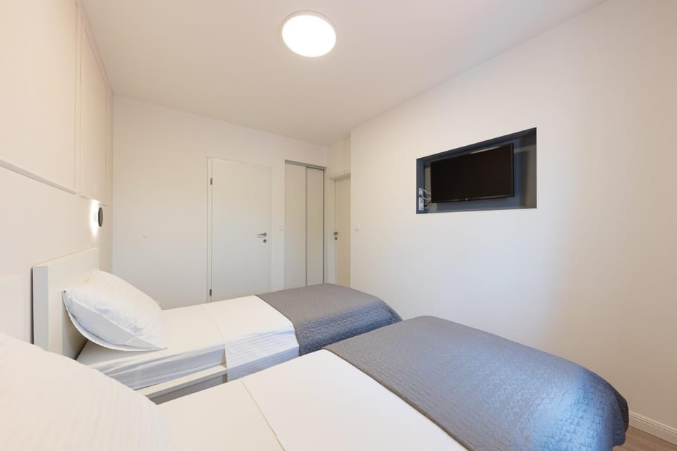 Bed, TV and multimedia, Bedroom