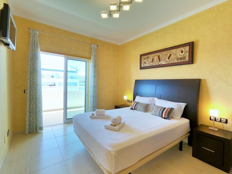 Bed, TV and multimedia, Bedroom
