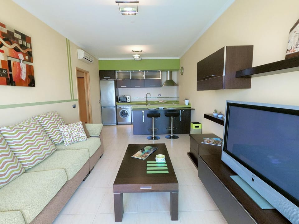 Communal lounge/ TV room, TV and multimedia, Kitchen or kitchenette, Living room, Seating area, Dining area, oven