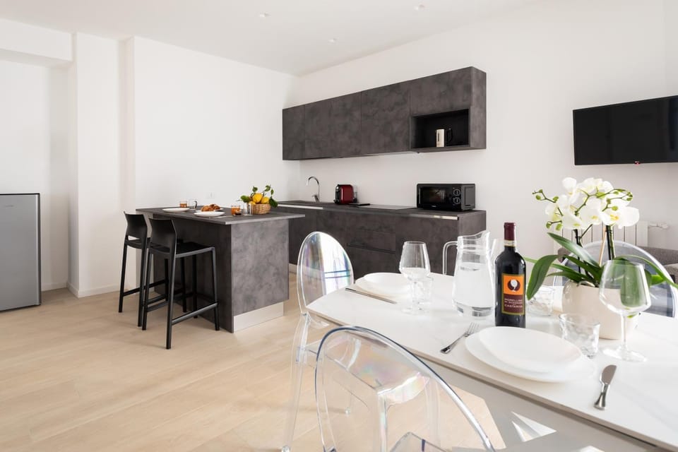 Kitchen or kitchenette, Dining area