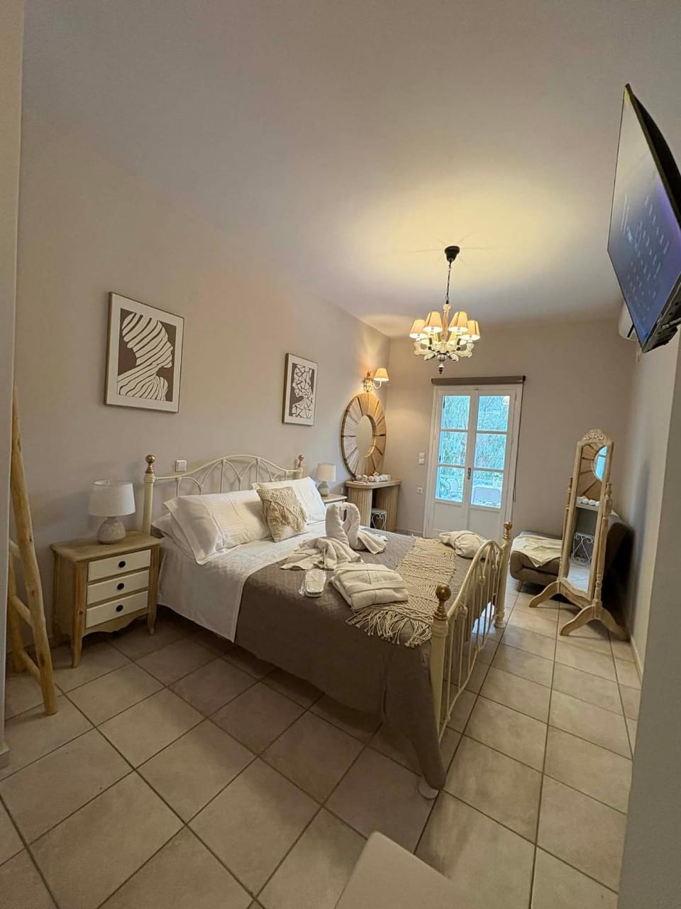 Bed, TV and multimedia, Bedroom