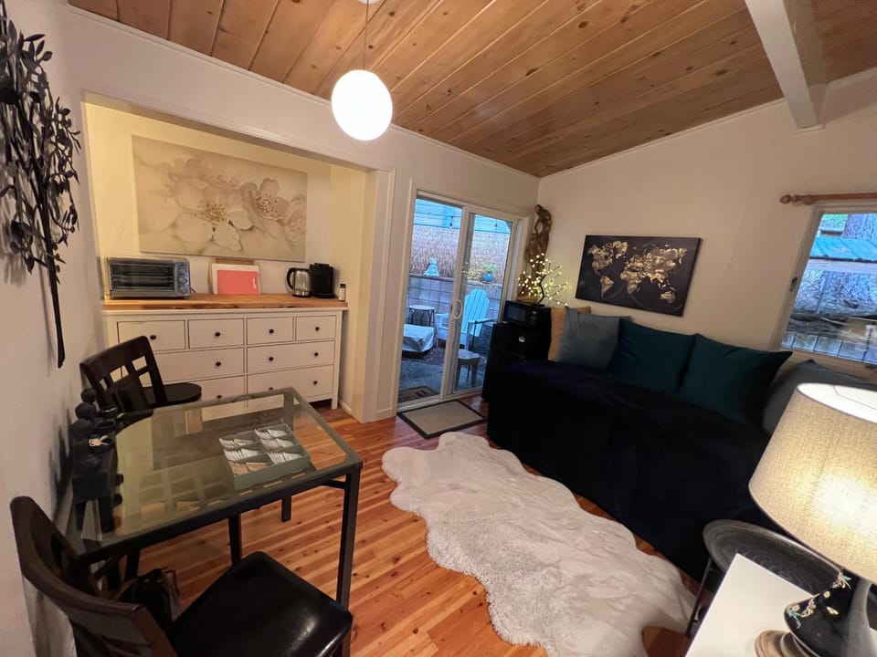 Arcata Forest Retreat Peaceful Redwood Suite 5 min to Downtown Arcata w Private Patio Fountain & Fire Pit Apartment in Arcata