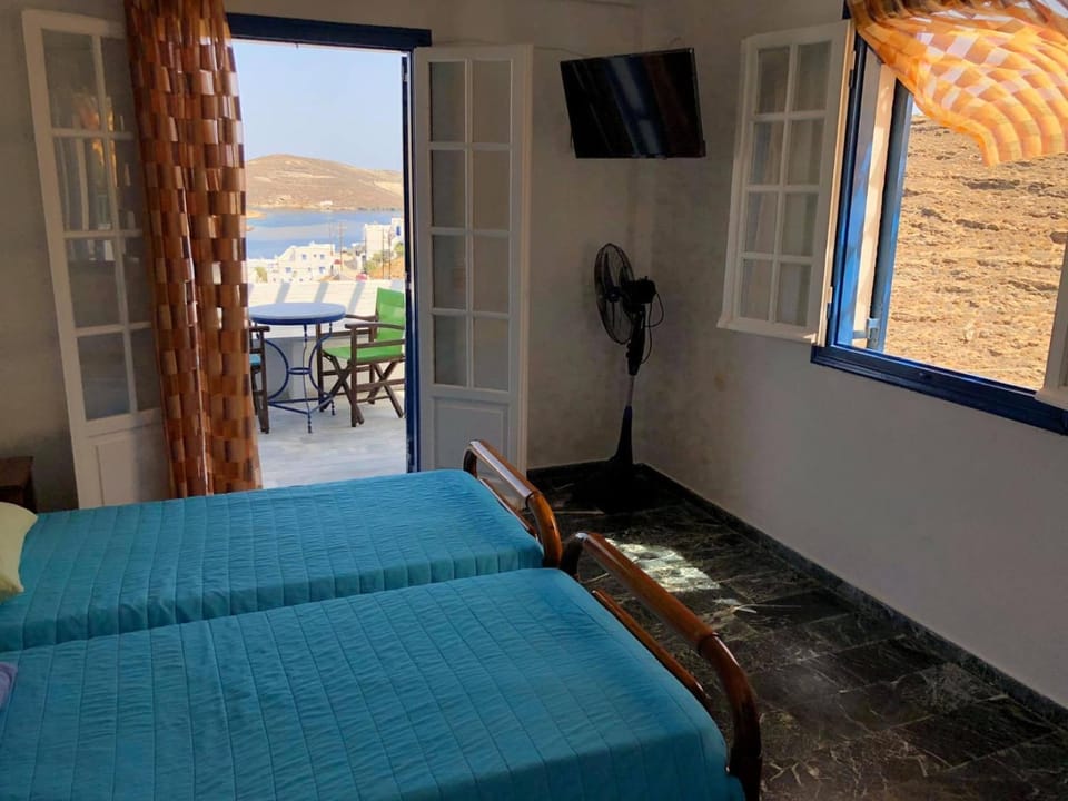 Bed, Natural landscape, TV and multimedia, View (from property/room), Balcony/Terrace, Bedroom