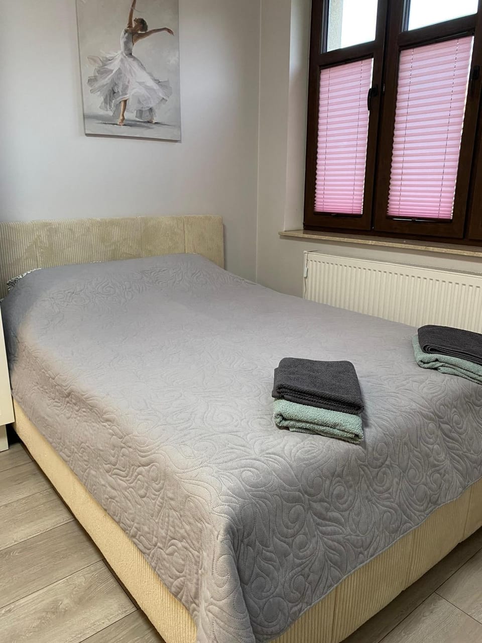 Bed, towels